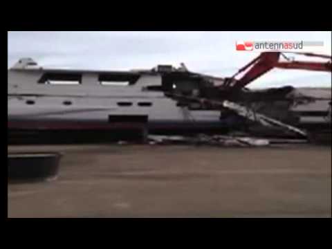 TG 28.05.14 Demolita ad Otranto l'imbarcazione che si schiantò sugli scogli nel 2011