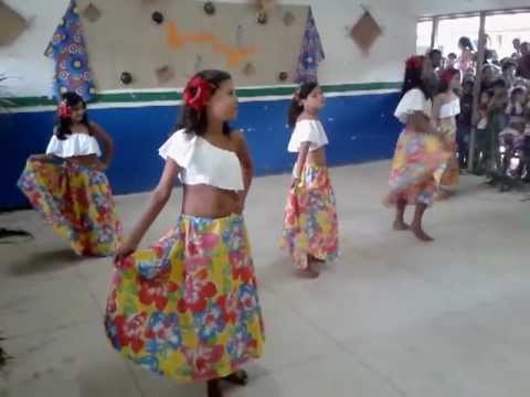 Turma da 4ª Série dançando Ai Menina, de Lia Sophia...