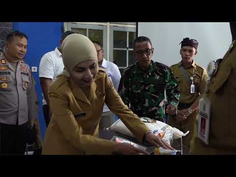 KOLABORASI PEMKAB KENDAL DAN BULOG LAKUKAN PENYERAHAN BANTUAN CADANGAN PANGAN