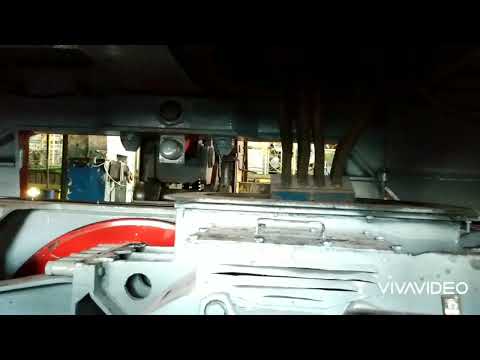 Locomotiva ED este ridicata la vinciuri pentru echilibrare.