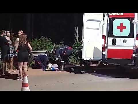 Mulher que dirigia carro bate em mureta