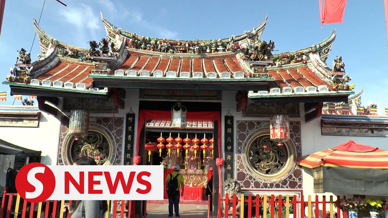 Explore the rich history and architecture of Cheng Hoon Teng Temple in Melaka!