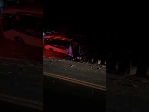 Ônibus e carreta colidem na BR-135 e deixam duas mortes e 15 feridos