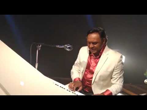 No intervalo do clipe de Natal, Rinaldo Viana interpreta Unchained Melody de Elvis Presley