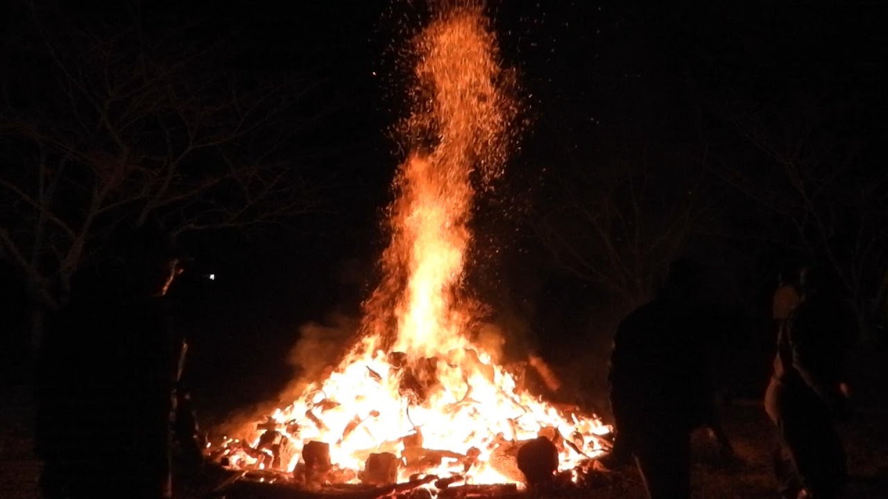 小さな神社の新年のたき火