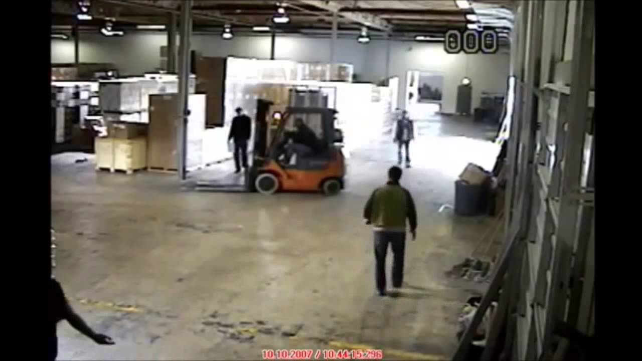Những tình huống hài khi điều khiển xe nâng