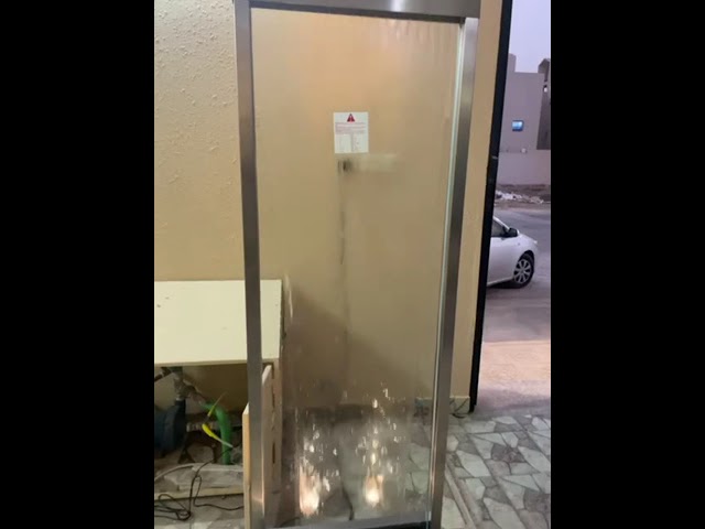 شلال زجاجي شفاف مع اضاءة