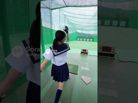 日本の女子高生がバッティングセンターで野球を打ち、カキーンと快音を響かせる。