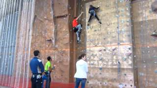 preview picture of video 'Un dimanche d'escalade au mur du Gymnase du Champ du Comte'
