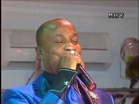 Koffi Olomide chante Tabu Ley concert à l'Hotel Invest 2010