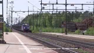 preview picture of video 'Green Cargo Rc4 1166 with freight train at Laxå, Sweden'