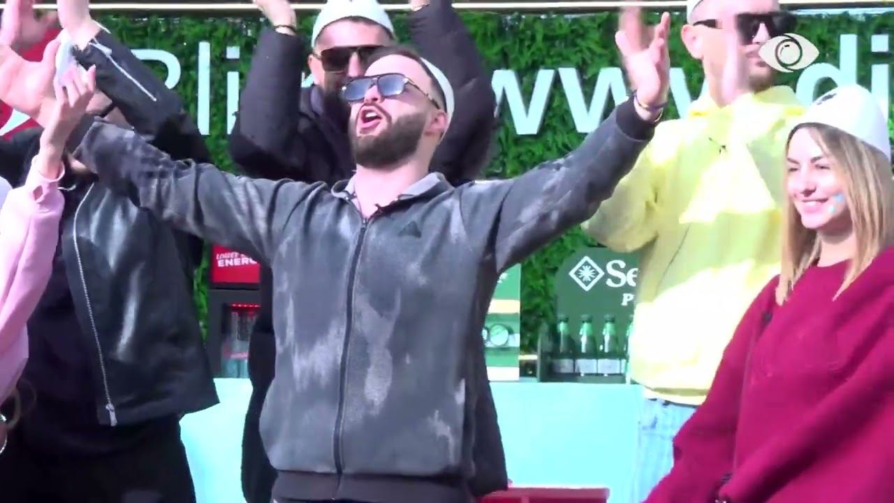 O ku ka si ty o Shqipëria ime…/ Banorët këndojnë njëzëri në oborr