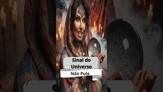 TEM UMA MULHER CHORANDO DE MEDO