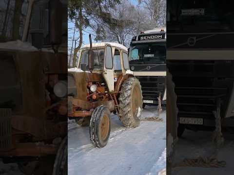 Jumzem wyciągam ciężarówkę ze śniegu