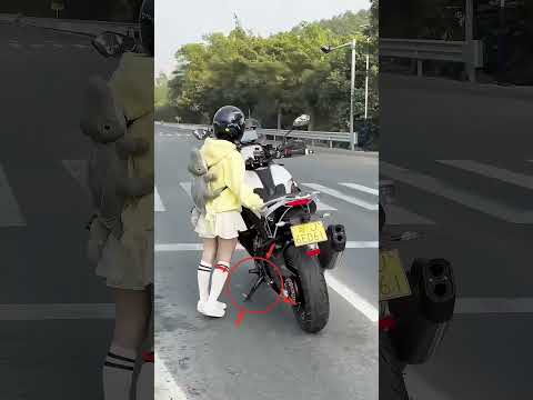 Ela é baixinha mas tem uma moto ENORME! #curioso #incrível #interessante