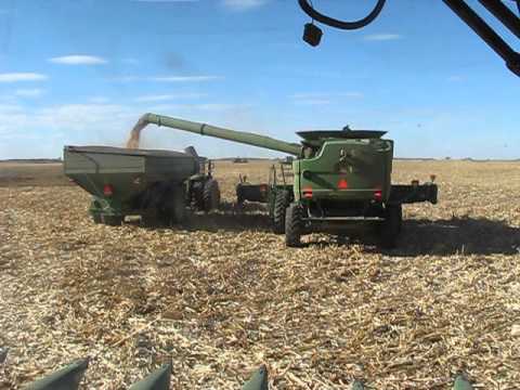 loading brent graincart with corn
