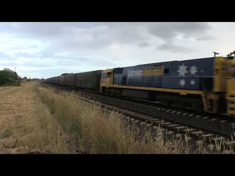 Australian Trains - Long End Leading NR class on BM2 intermodal