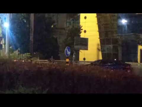 Maja ulazi u taksi ispred zgrade televizije Pink