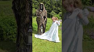 DUCH -Strážce stínů –zahradní socha kostlivce s lucernou, 180 cm (ruční práce, powertex)