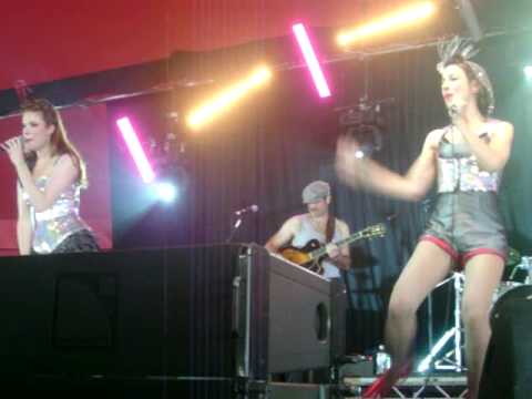 THE PUPPINI SISTERS @ GLASTONBURY 09'