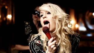 Emilia de Poret - On Fire (Acoustic Cover)