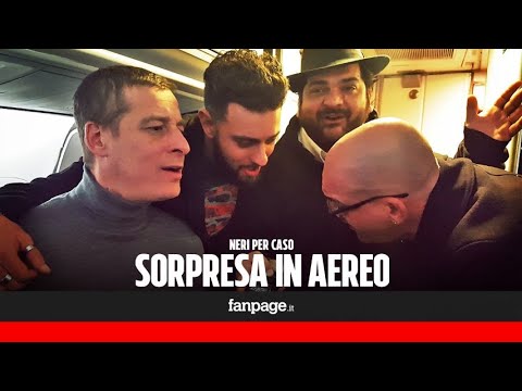 Sorpresa in volo: i Neri per caso fanno cantare tutto l'aereo