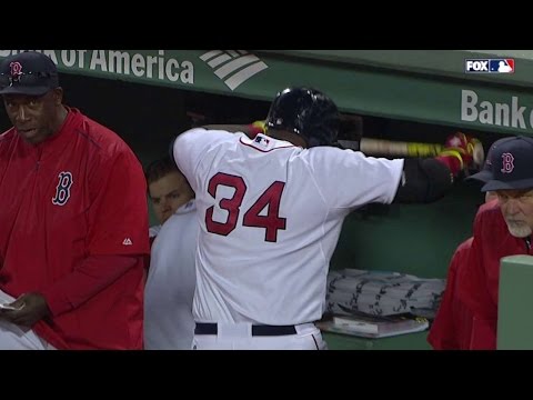 LAA@BOS: Ortiz rompe el bate sobre la rodilla después de un elevado