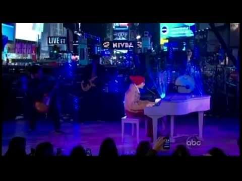 Justin Bieber & Carlos Santana - Let it Be - Live Times Square NYC