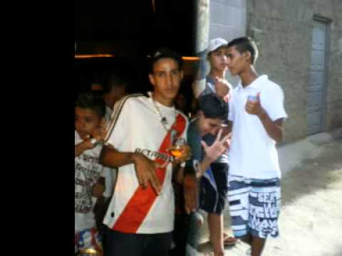 mc leozinho na posição da aranha