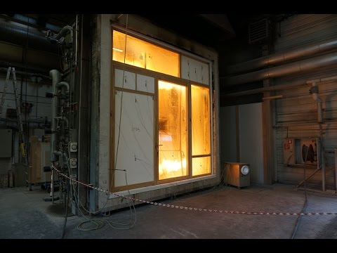 Brandversuch: Festverglasung und Tür aus Holz