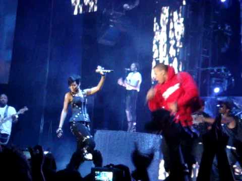 Rihanna & Chris Brown - Umbrella (Perth concert)