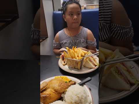 Jantar com minha família na cafeteria Shirley's Saipan Ilhas Marianas do Norte #shorts #satisfatório