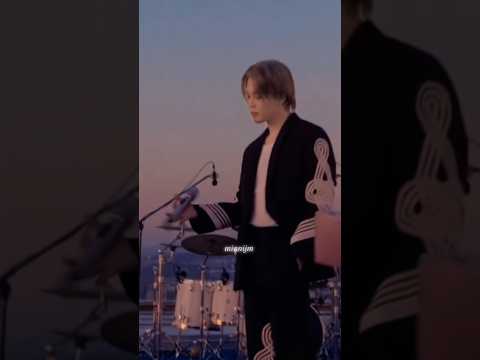 Jimin did a little mic 🎤 flip at the end of Rebirth Intro ❤️&zwj;🔥❤️&zwj;🔥 #jimin #jimin_muse