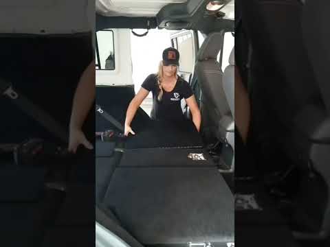 so easy to install 3rd seat for your JLU or JKU with Cargo dog. 🐕 +passenger