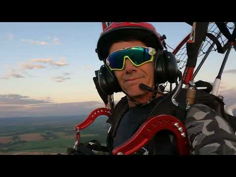 Voo de paramotor treinamento fim de tarde