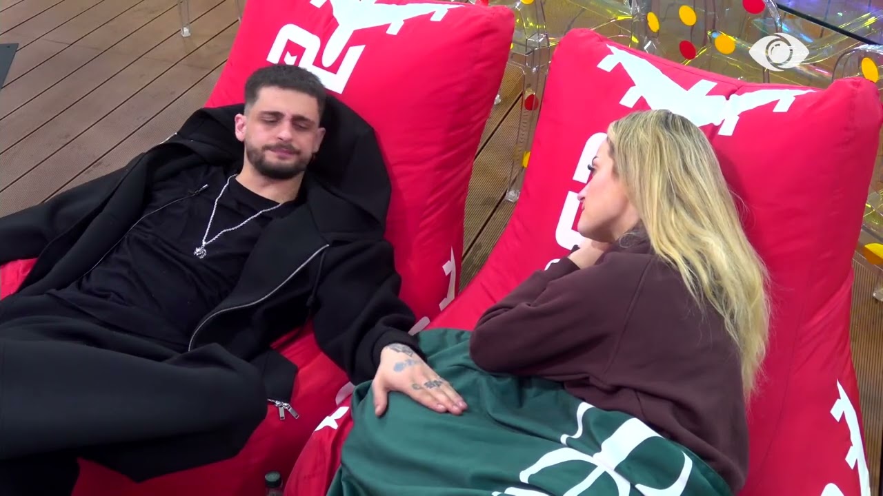 Gimbo bisedon me Selin për historinë e familjes së tij