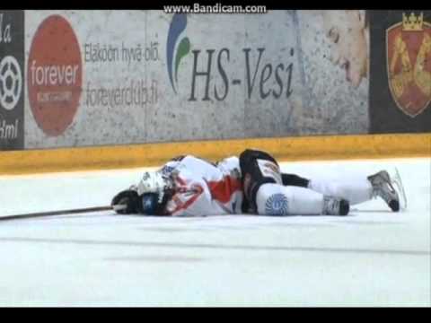 Teemu Rautiainen taklaa Darryl Boycea päähän HPK-JYP 21.3.2013