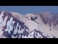 Helikopteri laskeutui vuorelle pelastaakseen kiipe...