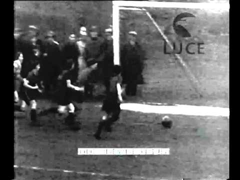 Incontro di calcio tra due squadre di impiegate di grandi magazzini londinesi.