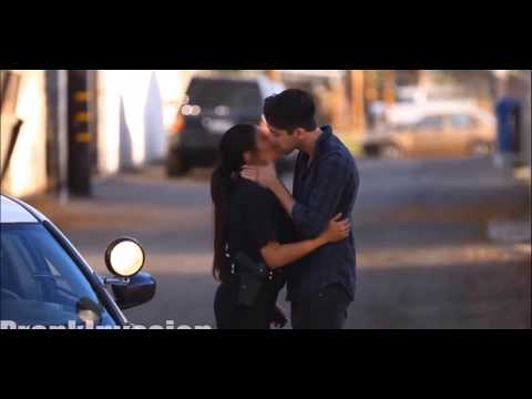 KISS PRANK EMBRASSE DES POLICIÈRES DANS LA RUNE FAKE OU PAS???