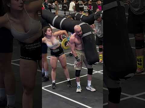 Zu klein Sie hielt den Sandsack trotzdem! 💪