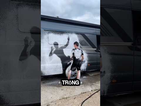 Tránh xa chiếc xe ra