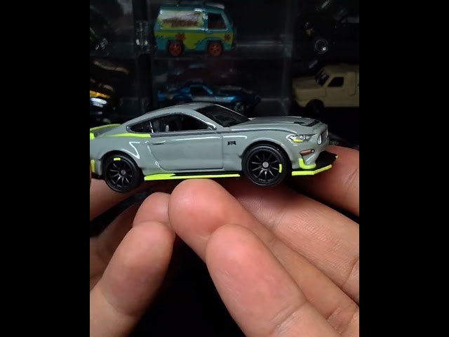 Vídeo relacionado con Hot Wheels Premium Ford Mustang RTR, Car Culture, Coche de juguete a escala 1:64, juguete regalo para niños y niñas +3 años y fans y coleccionistas adultos, HKC85