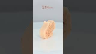 صابونة على شكل يد بلون أوف وايت غامق