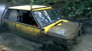 preview picture of video 'Range rover v8 in deep mud'