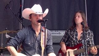 Justin Moore performs &#39;Point at You&#39;