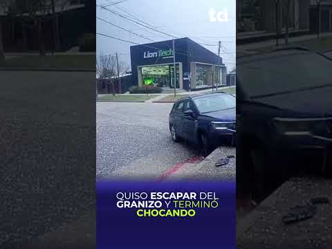 🌨️🚗 QUISO ESCAPAR DEL GRANIZO Y TERMINÓ CHOCANDO CONTRA UNA ESQUINA