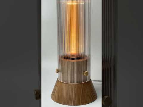 Настольная лампа Ripple с плафоном из рифленой акриловой трубы