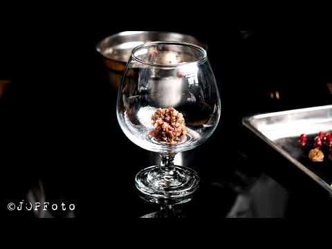 Gravad rådjurstartar, lingon, granskott, harsyra, mossa, syrade kantareller och rökt yoghurt