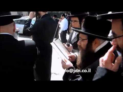 Vertzki Rebbe Burning Chometz Erev pesach 5773